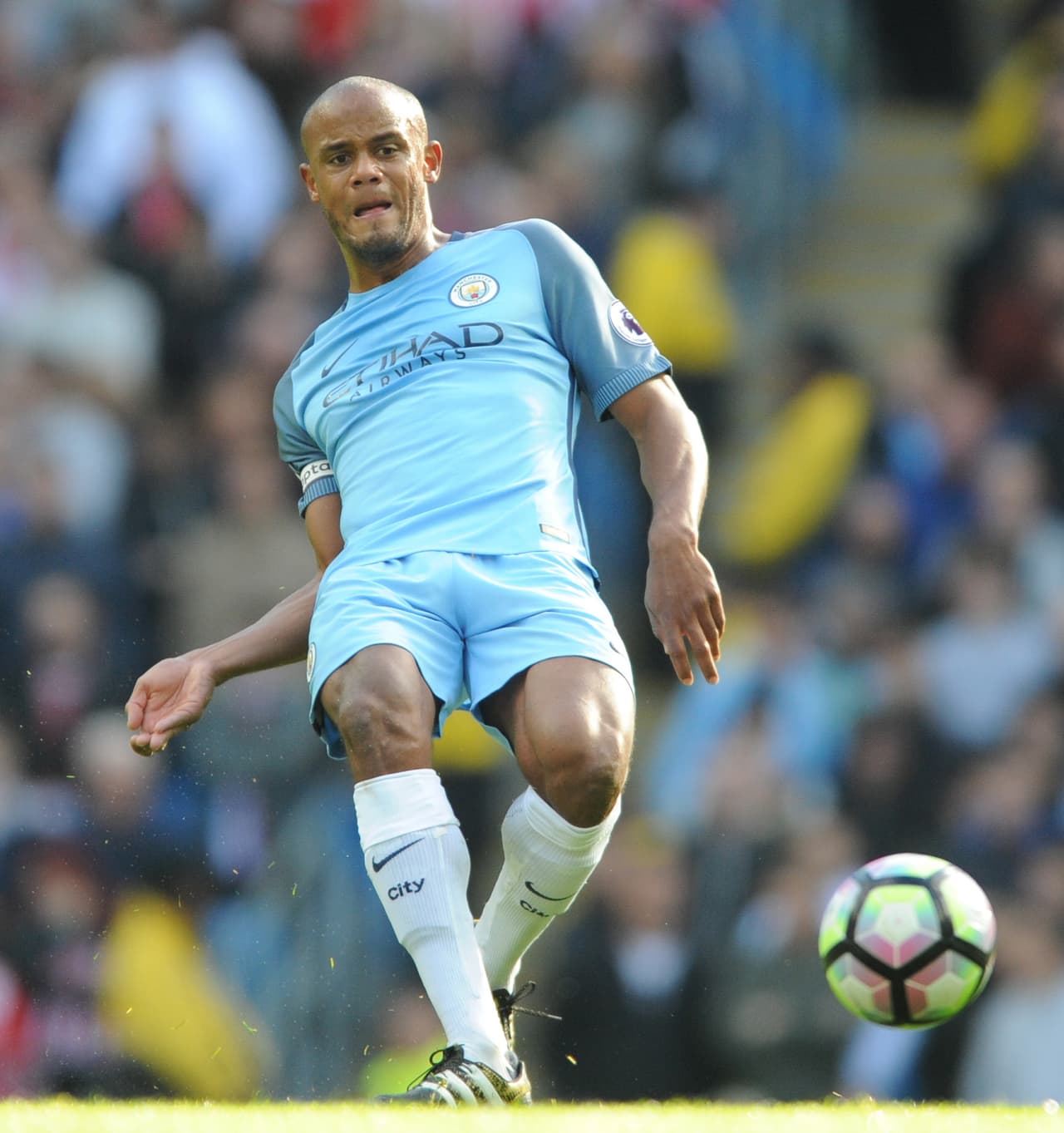 Vincent Kompany (Manchester City): el defensa belga sigue teniendo un excelente nivel, pero sus 31 años hacen que su valor caiga un 50%. Actualmente cuesta 15 millones de euros.