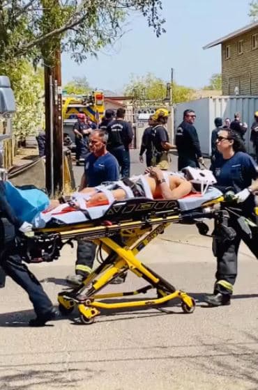 El hombre 
<b>cayó a una profundidad de unos 10 pies</b>. “Los equipos de rescate técnico decidieron desplegar una bolsa de aire de alta resistencia para mover el contenedor las 12 pulgadas necesarias para luego rescatar al hombre”, informaron los bomberos.