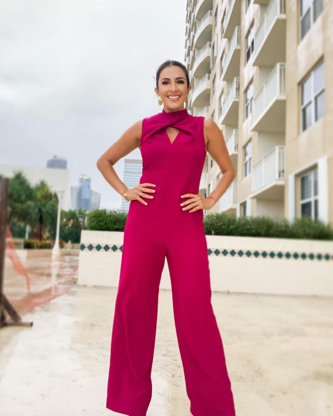 Maity Interiano comparte el gusto por la lluvia con el conductor mexicano y tras los chubascos de los últimos días posó con un bonito enterizo rosado.