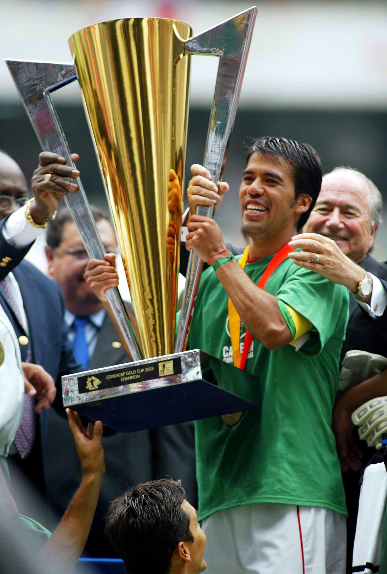 Para la Copa de Oro 2003, la mayoría de los encuentros se celebraron en Estados Unidos, pero la Gran Final en el Estadio Azteca le dio el título a México tras vencer 1-0 a Brasil.