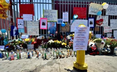 En una acera de la ciudad de Gardena, California, al sur de Los Ángeles, aun permanece un altar improvisado en recuerdo de Andrés Guardado, el muchacho de 18 años que fue abatido a tiros por parte de un alguacil del condado angelino, el 18 de junio.