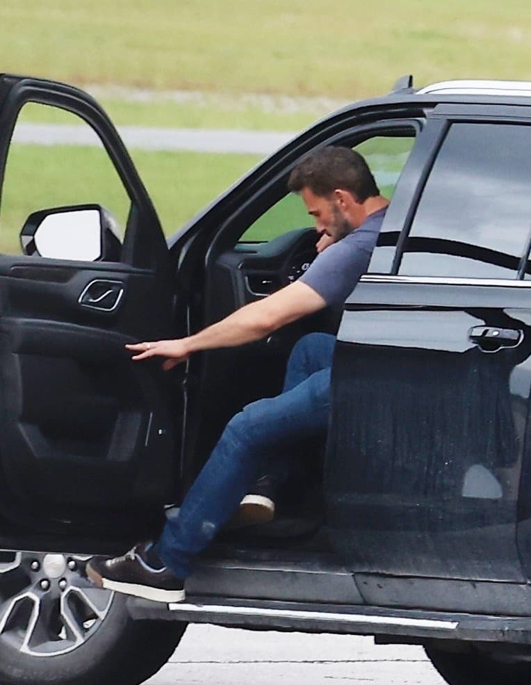 De acuerdo con el diario británico, el también productor abordó otro jet privado
<b><a href="https://www.univision.com/famosos/jlo-ben-affleck-matt-damon-playa-fotos" target="_blank"> junto a su amigo Matt Damon</a></b> y su familia, que fueron parte de los invitados a la boda. 
<br>