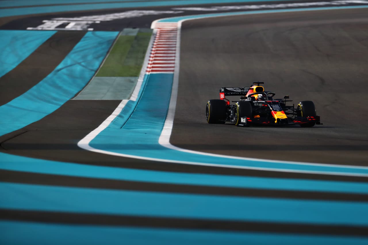 Lewis Hamilton es el primer piloto de la historia de la Formula 1 en liderar 19 Grandes Premios en una temporada. Nico Hulkenberg se retira de la Fórmula 1 y Hamilton comparte podio con Verstappen y Charles Leclerc.