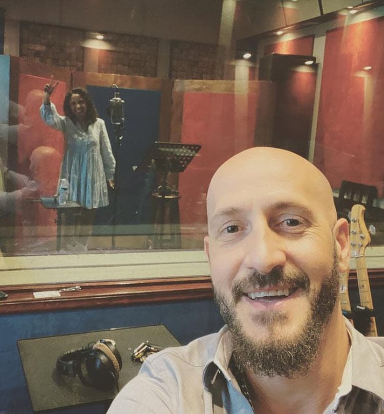 La primera pareja que se le conoció a Maite fue
<b>Guido Laris</b>, en ese entonces la famosa mexicana tenía 23 años. Él era uno de los productores de la agrupación RBD, incluso, le propuso matrimonio, pero Perroni rechazó ser su esposa porque era muy joven.
<br>