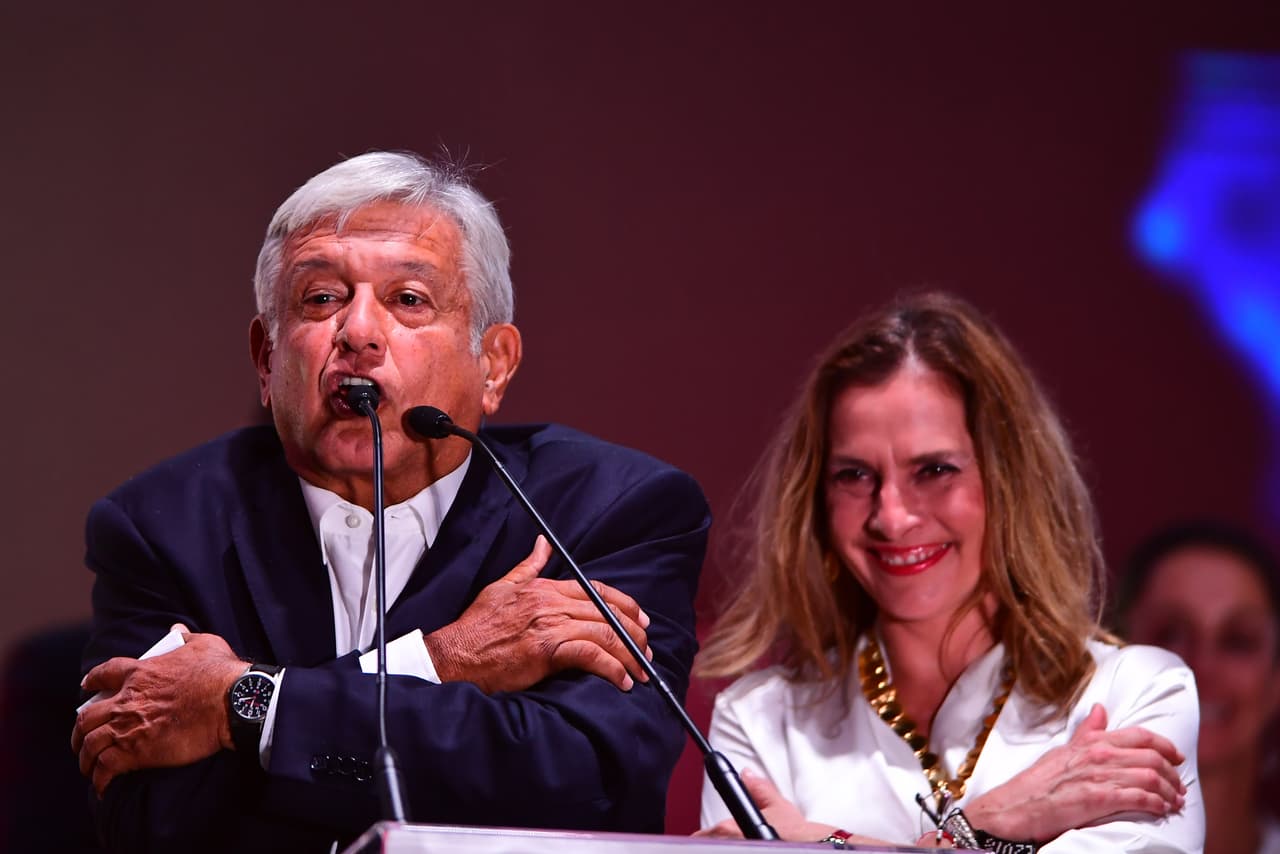 Junto a su esposa Beatriz, confirmó su intención de aplicar "los tres principios básicos: no mentir, no robar y no traicionar al pueblo".