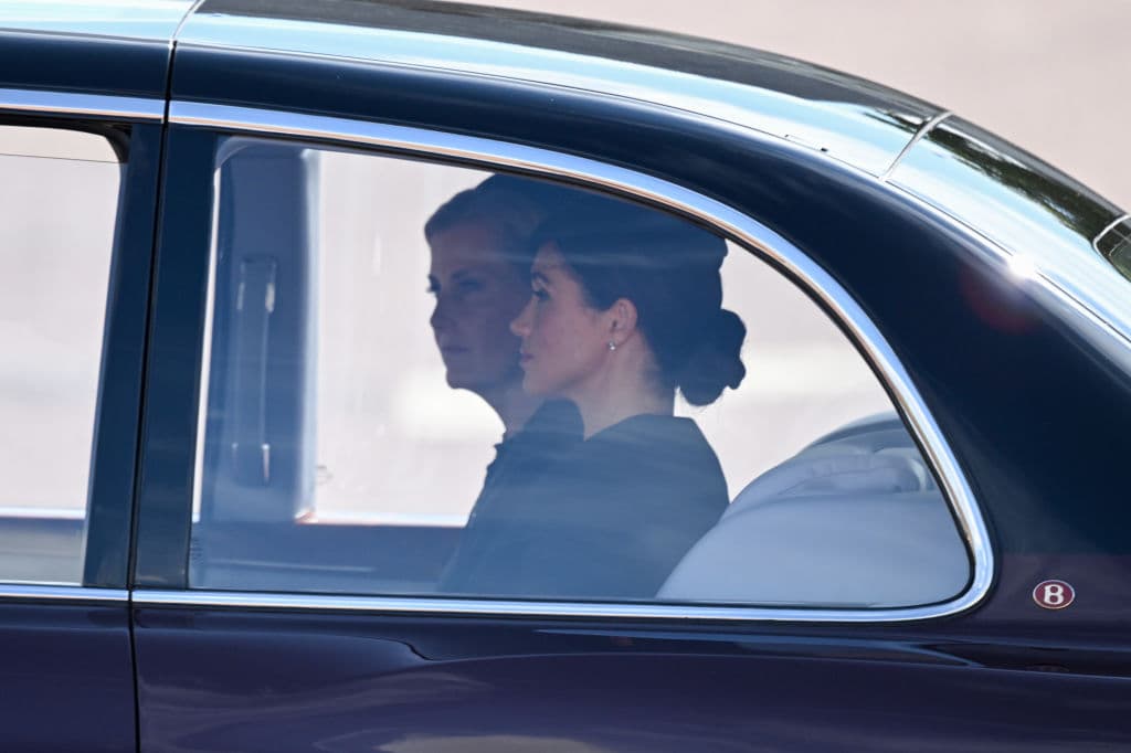 Meghan Markle salió de Buckingham Palace en automóvil.