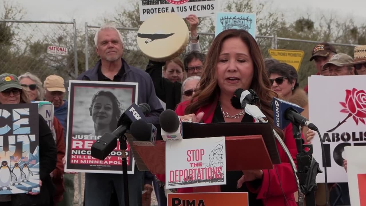 La congresista Adelita Grijalva encabeza protesta contra posible centro de detención en Marana