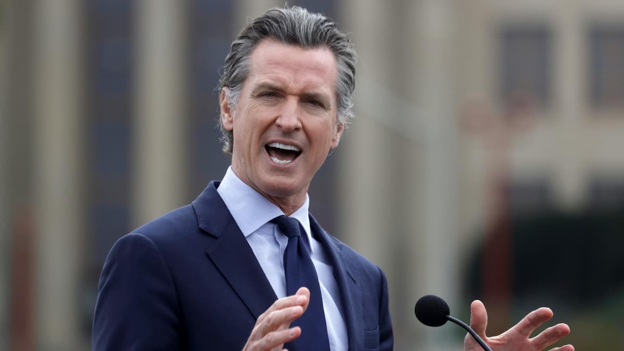 Más pruebas y personal médico: el plan del gobernador de California para combatir al coronavirus y sus variantes