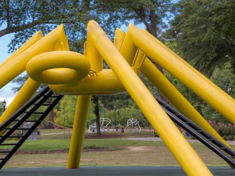 <b>Sandy Springs Playable Art Park</b>. Hay seis instalaciones de arte, todas para que los niños jueguen y se arrastren en el Playable Art Park. Uno es un columpio; el resto son principalmente para escalar, deslizarse y divertirse.