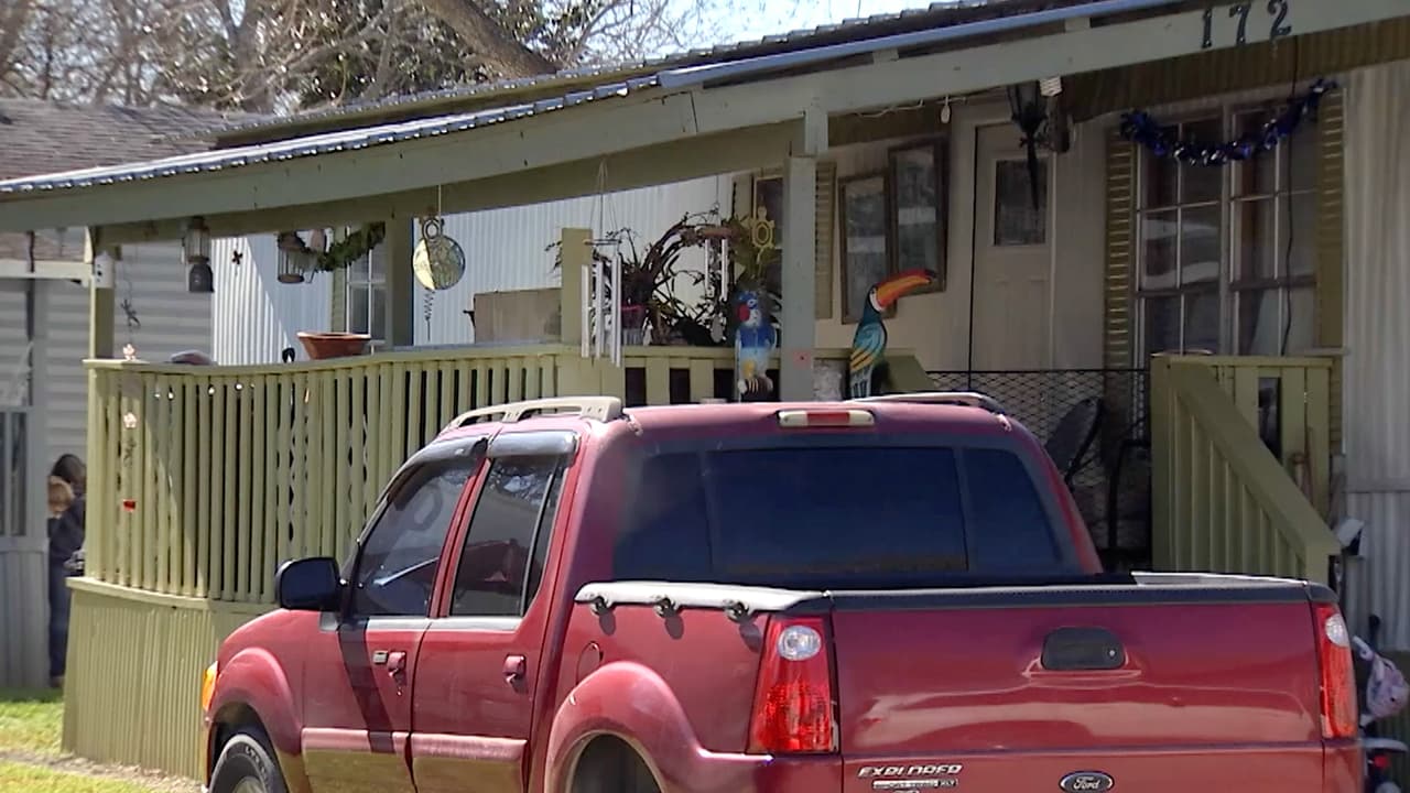 Hallan un feto enterrado en el patio de una casa móvil en el suroeste de Houston