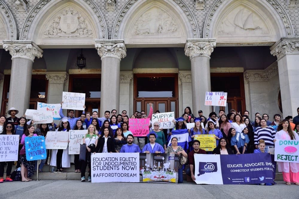 Senado de Connecticut aprueba la ayuda financiera institucional para los universitarios indocumentados