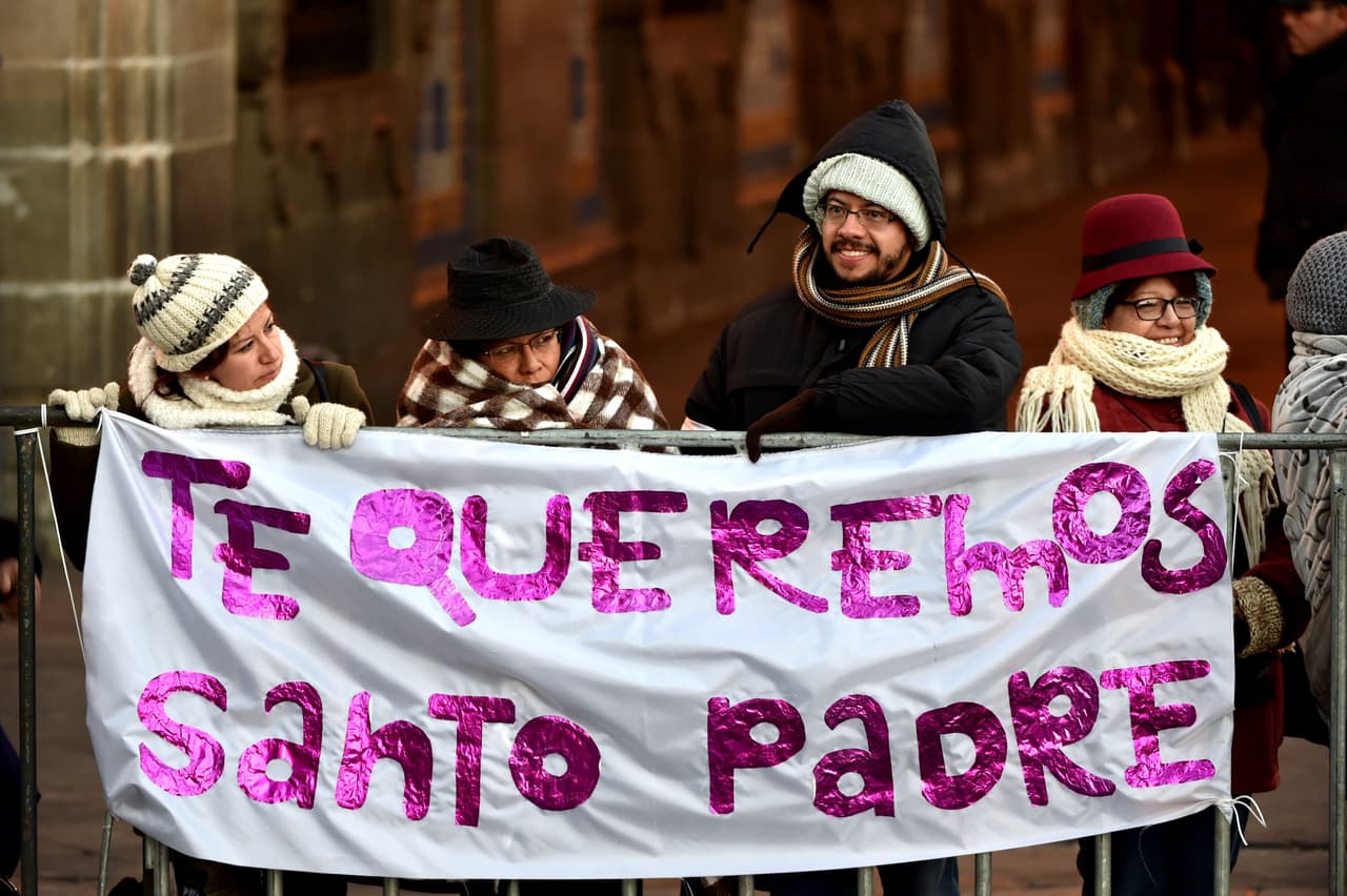 Esta familia se paró cerca de una de las vallas de Palacio Nacional, en el centro de la Ciudad de México.