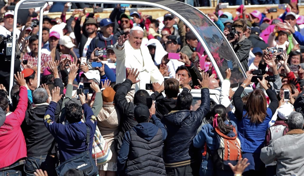 Las personas se aglutinan para saludar y recibir la bendición del Santo Padre.