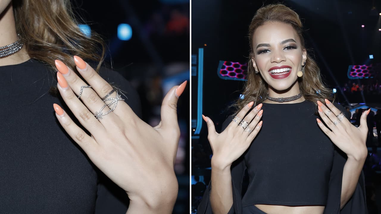 Leslie portó unos anillos plateados que hicieron lucir sus manos más delicadas.