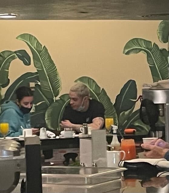 A la empresaria se le ha visto de manera reciente con la estrella de 'Saturday night live', 
<b><a href="https://www.univision.com/famosos/kim-kardashian-y-pete-davidson-se-pasean-tomados-de-la-mano-asi-reacciono-kanye-west-video" target="_blank">Pete Davidson, con quien supuestamente tiene un romance. </a></b>