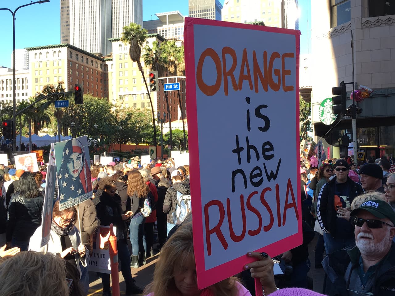 Miles de personas marcharon en Los Ángeles contra el gobierno de Trump.