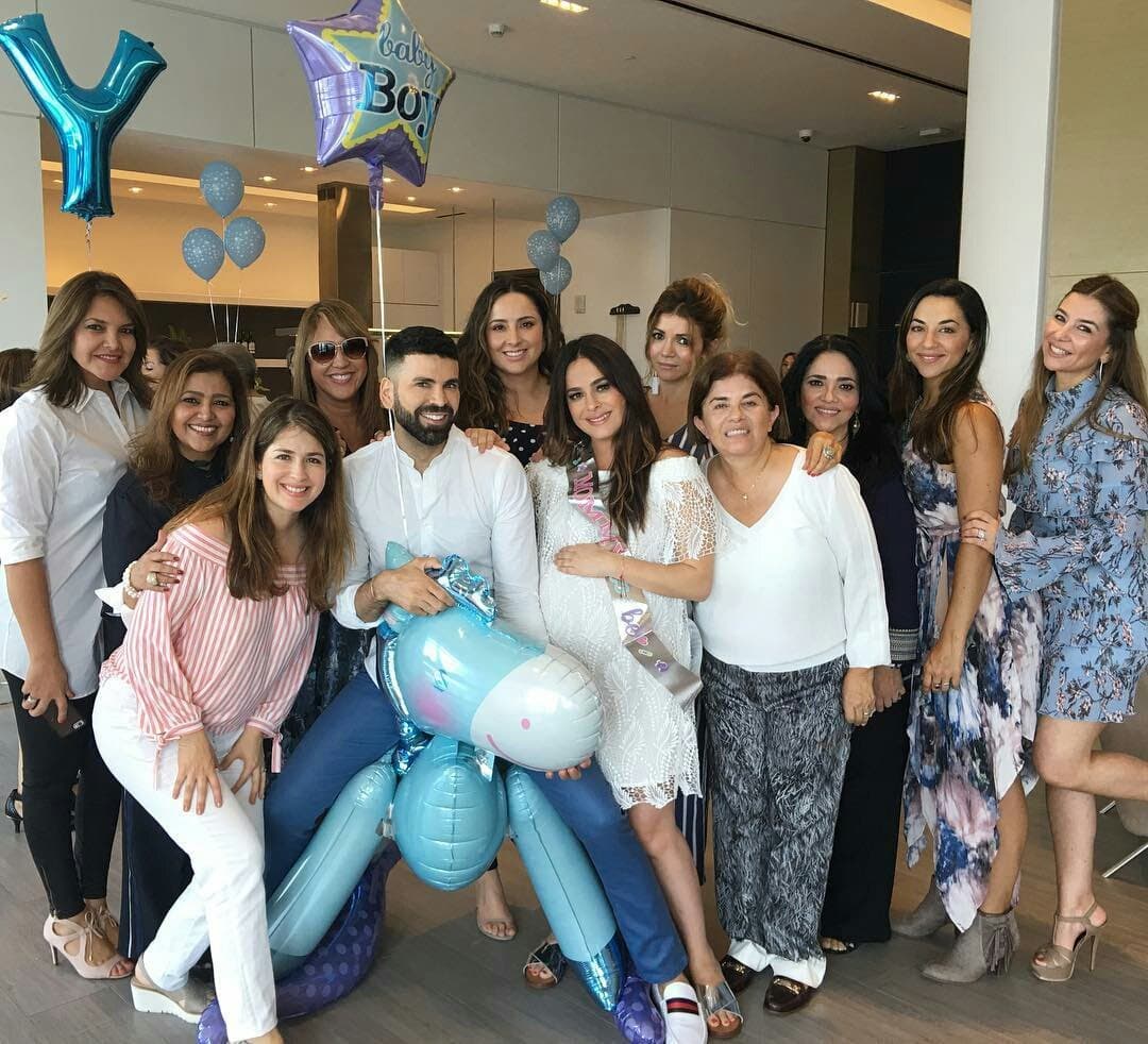 Y así se lo han demostrado, ya que hace unos días le organizaron su primer 'baby shower', al que acudieron sus amigos más íntimos, 
<b><a href="http://www.univision.com/temas/danna-garcia">Danna</a></b> agradeció esta acción en redes sociales "Gracias por esta hermosa sorpresa y tantos regalos y cariño".
