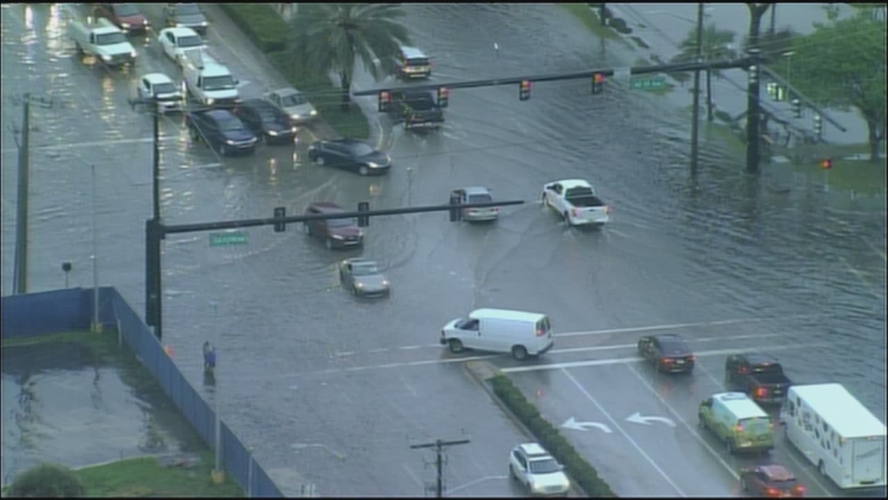 Las autoridades recomiendan que los residentes eviten las vías que no sean principales.