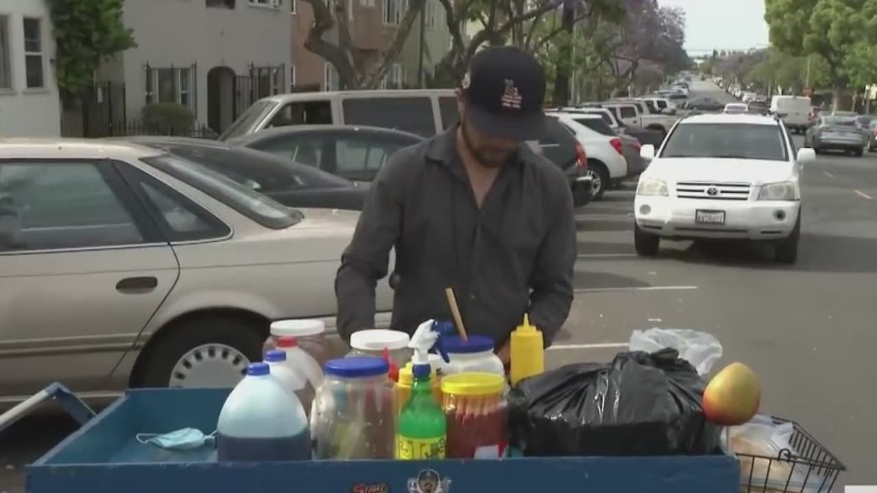 Investigan por qué dos vendedores ambulantes que denunciaron una agresión en Long Beach acabaron con una multa