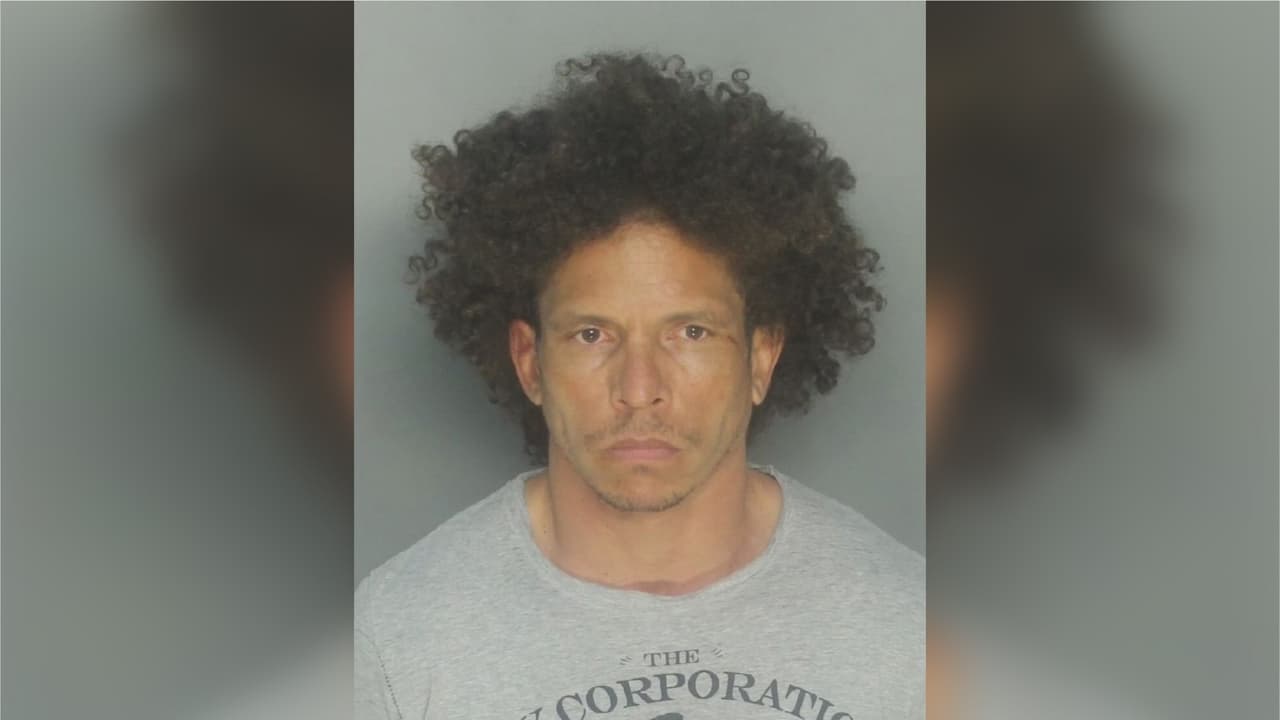 “Es un animal”, dijo el jefe de policía de Miami-Dade en una rueda de prensa este martes. Las autoridades piden a la comunidad ver bien la foto del sujeto pues temen que haya otras víctimas de este hombre.
<br>
