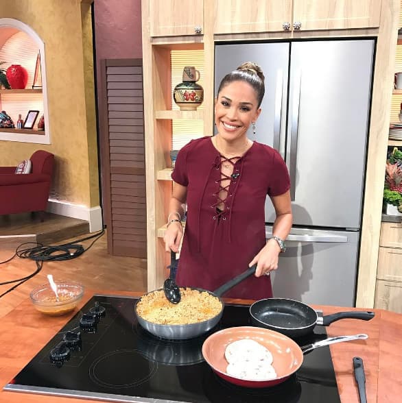 Karla Martínez llegó con desayuno para todos, una deliciosa tinga de pollo.