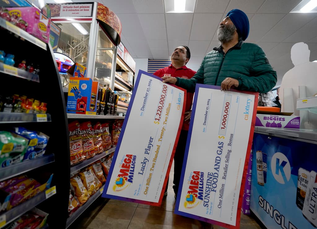 Este sábado, el patriarca Jaspal Singh y el trabajador de su negocio Bob Singh, buscaron espacio para colgar los cheques simbólicos que les entregó Mega Millions: Uno de esos, representa 
<b>el pago de $1 millón</b> que recibirán los dueños de Circle K (o Sunshine Food and Gas) por haber vendido el 'jackpot'.