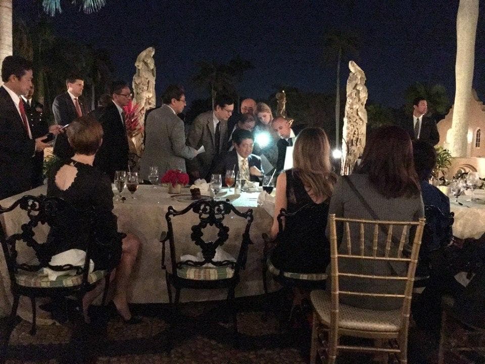 El sábado 11 de febrero el presidente Trump y el primer ministro de Japón Shizo Abe en plena cena en Mar-a-Lago discutiendo el lanzamiento de un misil por parte de Corea del Norte.