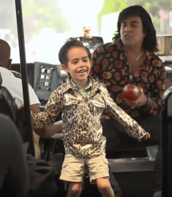 Albertano quería que Mateo cantara, pero dado que descubrió que ese no era su verdadero talento, decidió que, mejor, presumiera sus mejores pasos de baile, mientras él tocaba un instrumento musical.