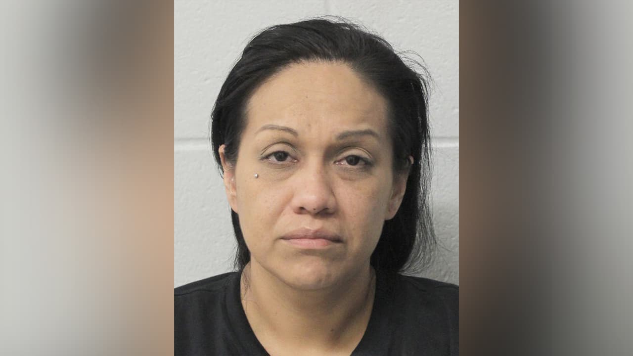 Patricia Martínez, es buscada por agresión a un miembro de su familia con un arma y posesión no autorizada.