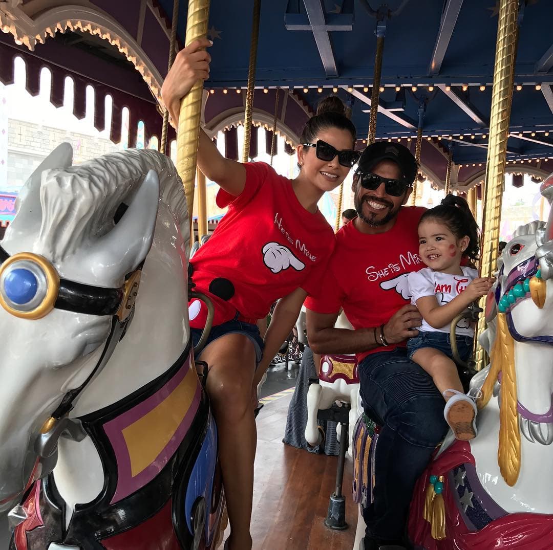 En el primer paseo a Disneyland con Giulietta disfrutaron como chicos esos momentos tan especiales para su hija.