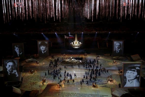 Retratos gigantes de clásicos de la literatura rusa como León Tolstoi, Fiodor Dovstoyevski o Alexánder Pushkin.