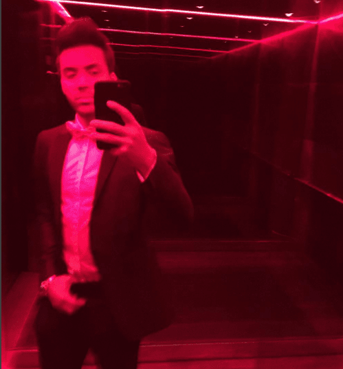 El ídolo latino se tomó una selfie en una habitación roja y deseó Happy Valentine.