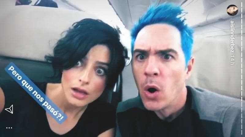 Mientras que 
<b><a href="http://www.univision.com/entretenimiento/bodas-de-famosos/la-boda-de-aislinn-derbez-y-mauricio-ochmann-video">Mauricio</a></b> se tiñó el cabello de color azul luciendo fresco y juvenil.