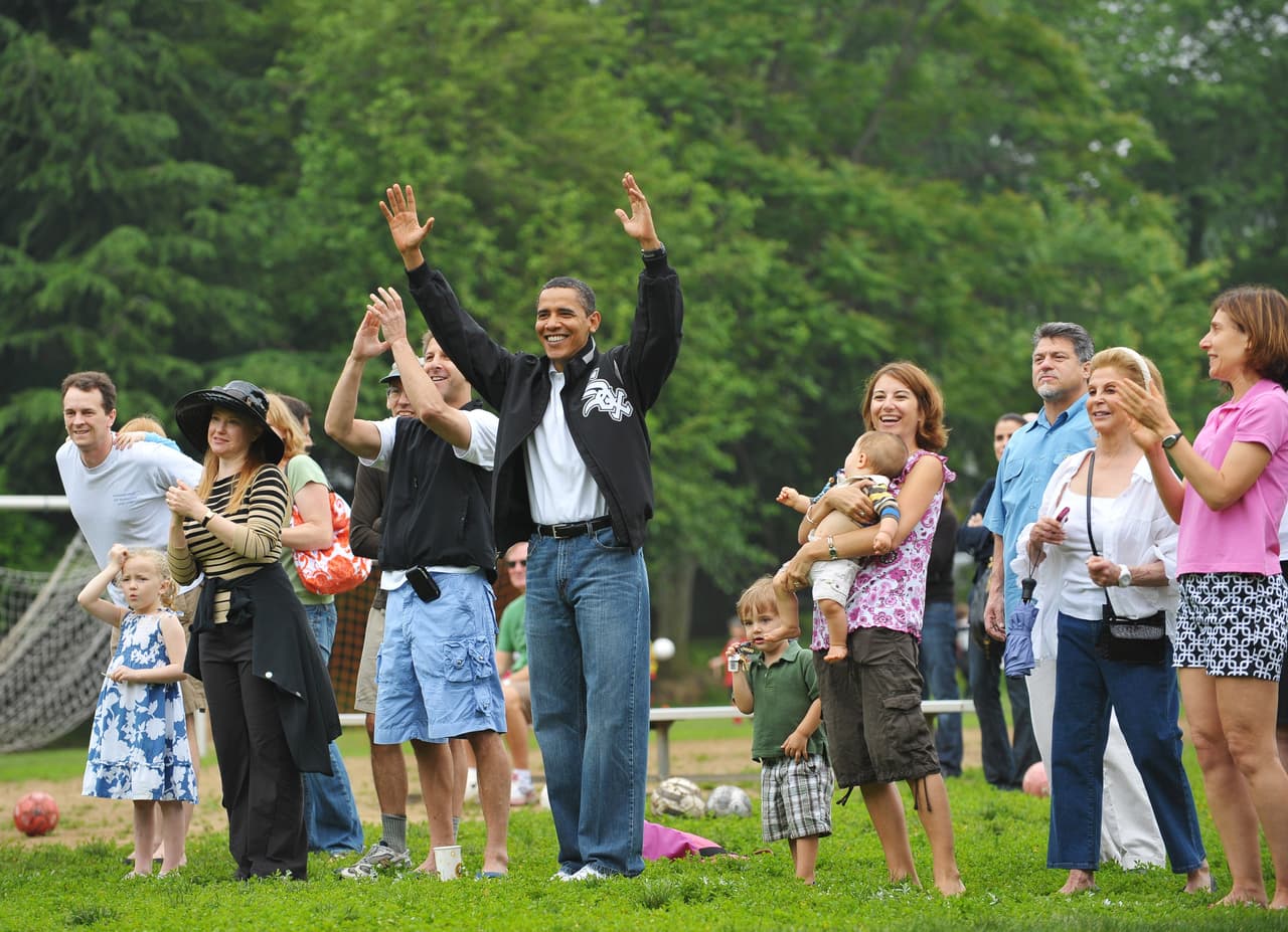 En esta foto, en la que el Obama celebra el gol que metió el equipo de fútbol de su hija Malia, se hace evidente esa silueta amplia y propia de los 80 que Barack Obama elegía para sus pantalones en días de descanso.