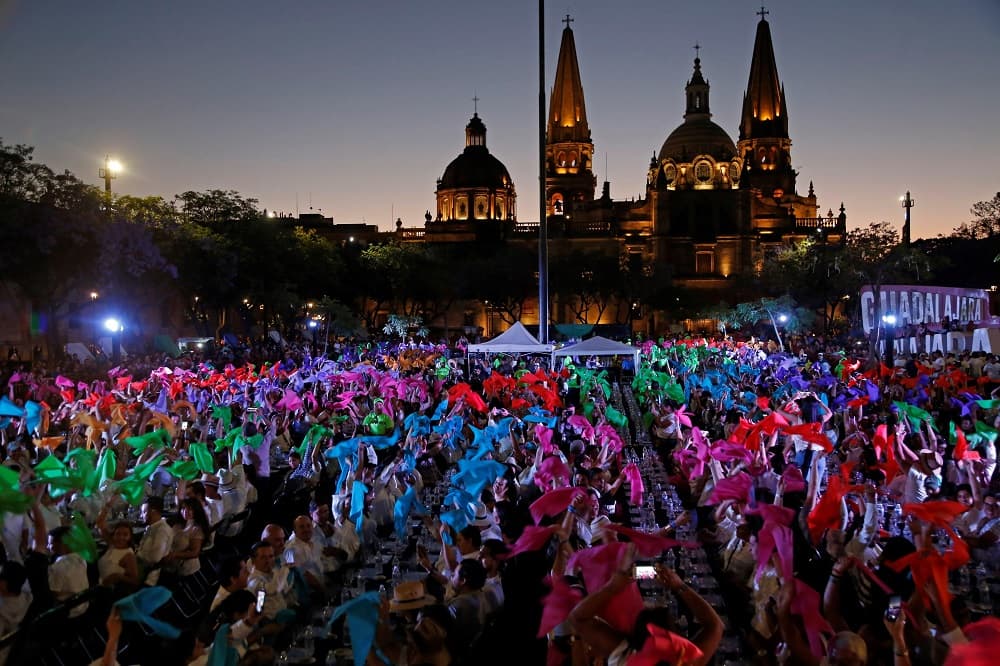 Los participantes comenzaron a llegar a la Plaza Liberación, en el corazón de la ciudad, cuando el sol caía y tuvieron que esperar poco más de una hora, debido a que los organizadores no lograban completar el número mínimo de asistentes.