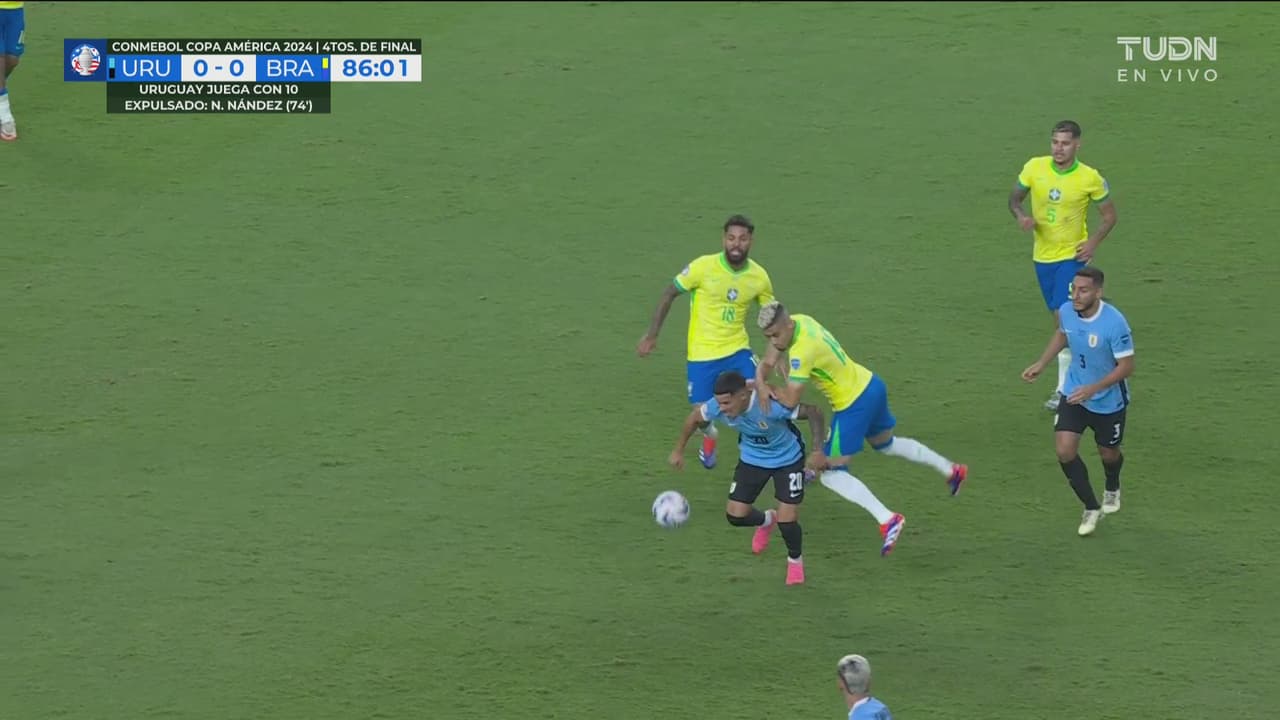 ¡Les faltaron los guantes de box! Araújo y Guimaraes se encaran tras jugada