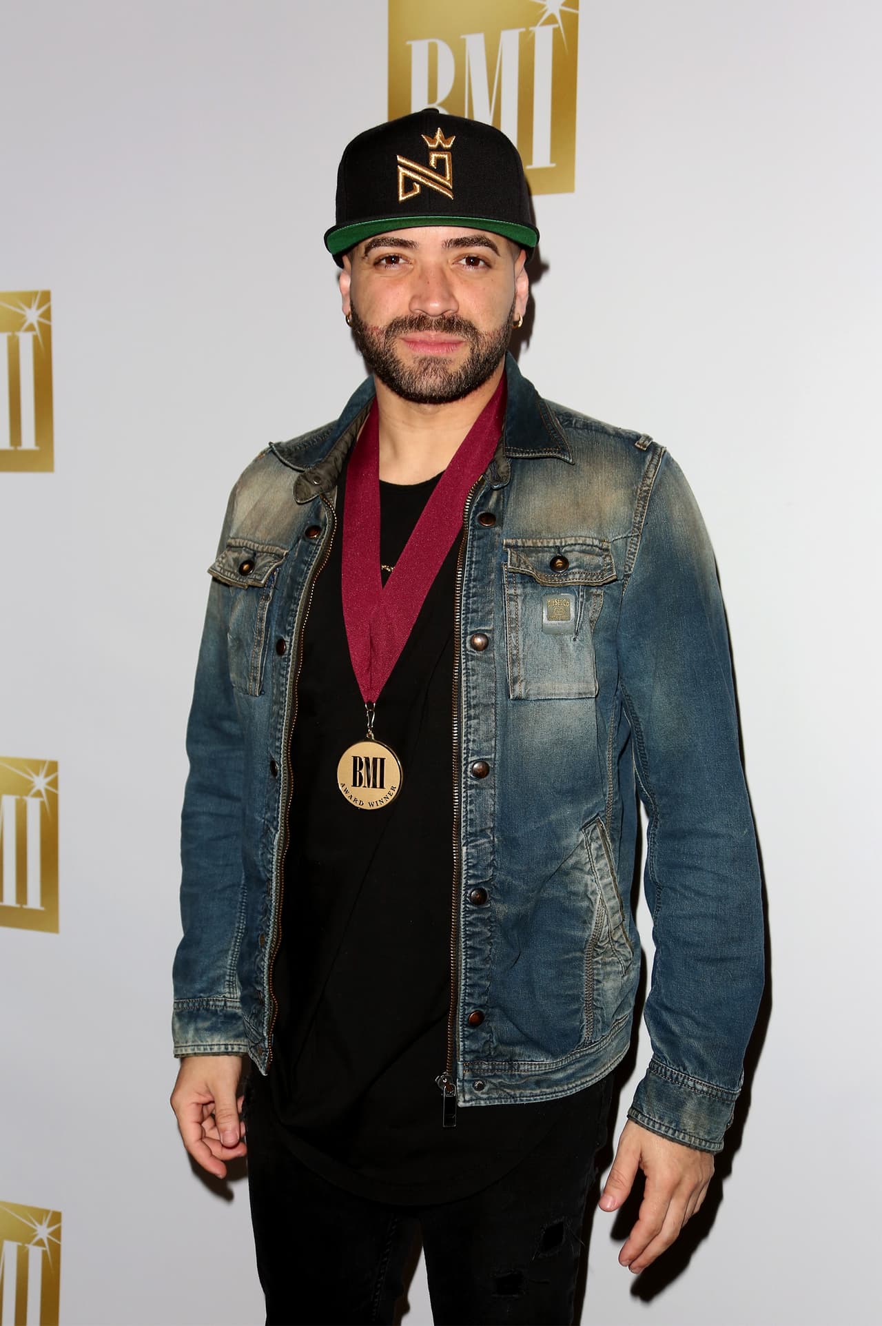 "A mí me toca seguir con las restricciones impuestas por la fama (mientras la tenga) y vivir bajo la sombra de los prejuicios del público. No dejes que te condicionen a ti también, no les des el poder de decidir por ti, 
<b>no te expongas al ojo del crítico</b> que ya sabes que poco le atina a la verdad, si no quieres que la real verdad desaparezca ante los inventos decretados por una sociedad novelera. Siempre estuve para ti y aquí sigo. Te amaré por siempre", finalizó.