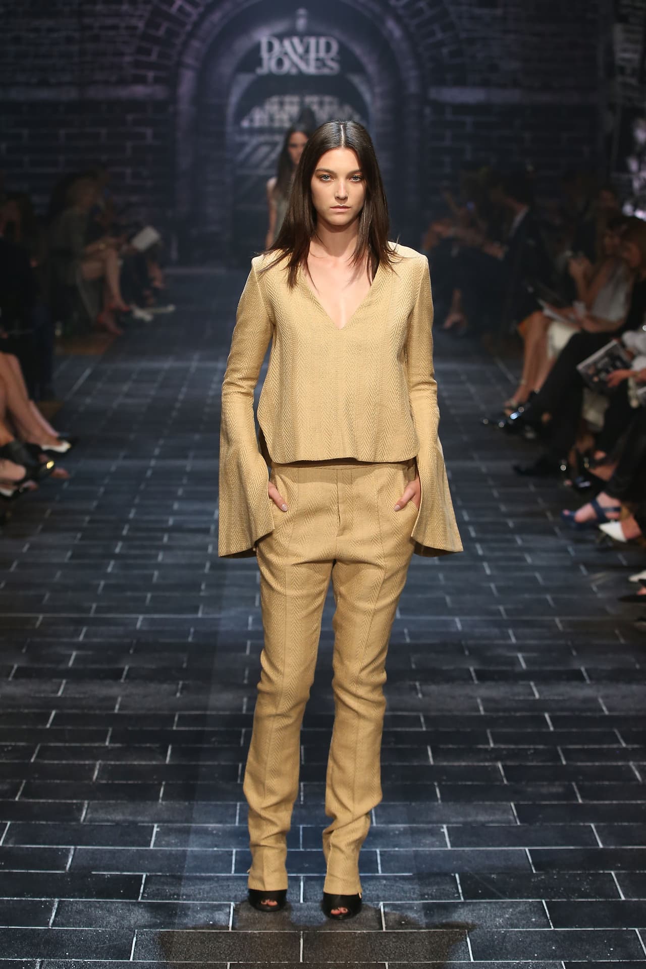 La camisa puede ser blanca, negra, ‘nude’ o tener algún ‘print’. Combínala con un pantalón ‘culotte’, para estar 100 por ciento a la moda.