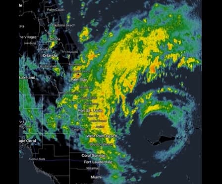 Huracán Nicole de categoría 1 avanza, Florida espera su impacto 