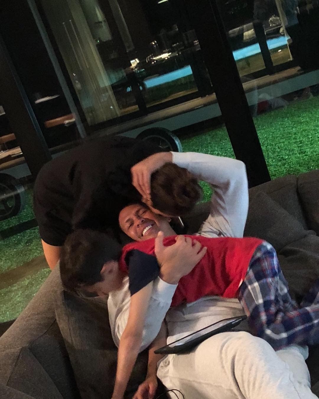 El novio de JLo, el expelotero A-Rod, ha jugado un papel importante con los hijos de la estrella de pop, con quienes tiene una excelente relación, como esta imagen lo comprueba.