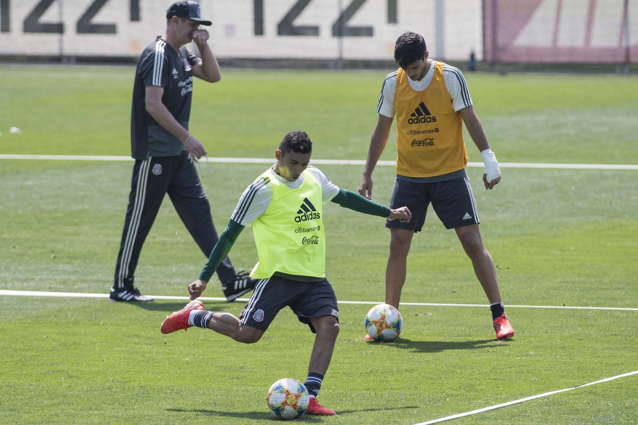 El argentino Gerardo Martino, técnico de la 
<b>Selección Mexicana</b>, realiza ajustes con los 
<a href="https://www.univision.com/deportes/futbol/mexico/los-rostros-de-gerardo-tata-martino-en-la-rueda-de-prensa-de-cara-a-la-copa-oro-fotos" target="_blank">jugadores de su convocatoria</a> para la 
<b>Copa Oro</b>, su primer reto en un torneo oficial con el 'Tri'.