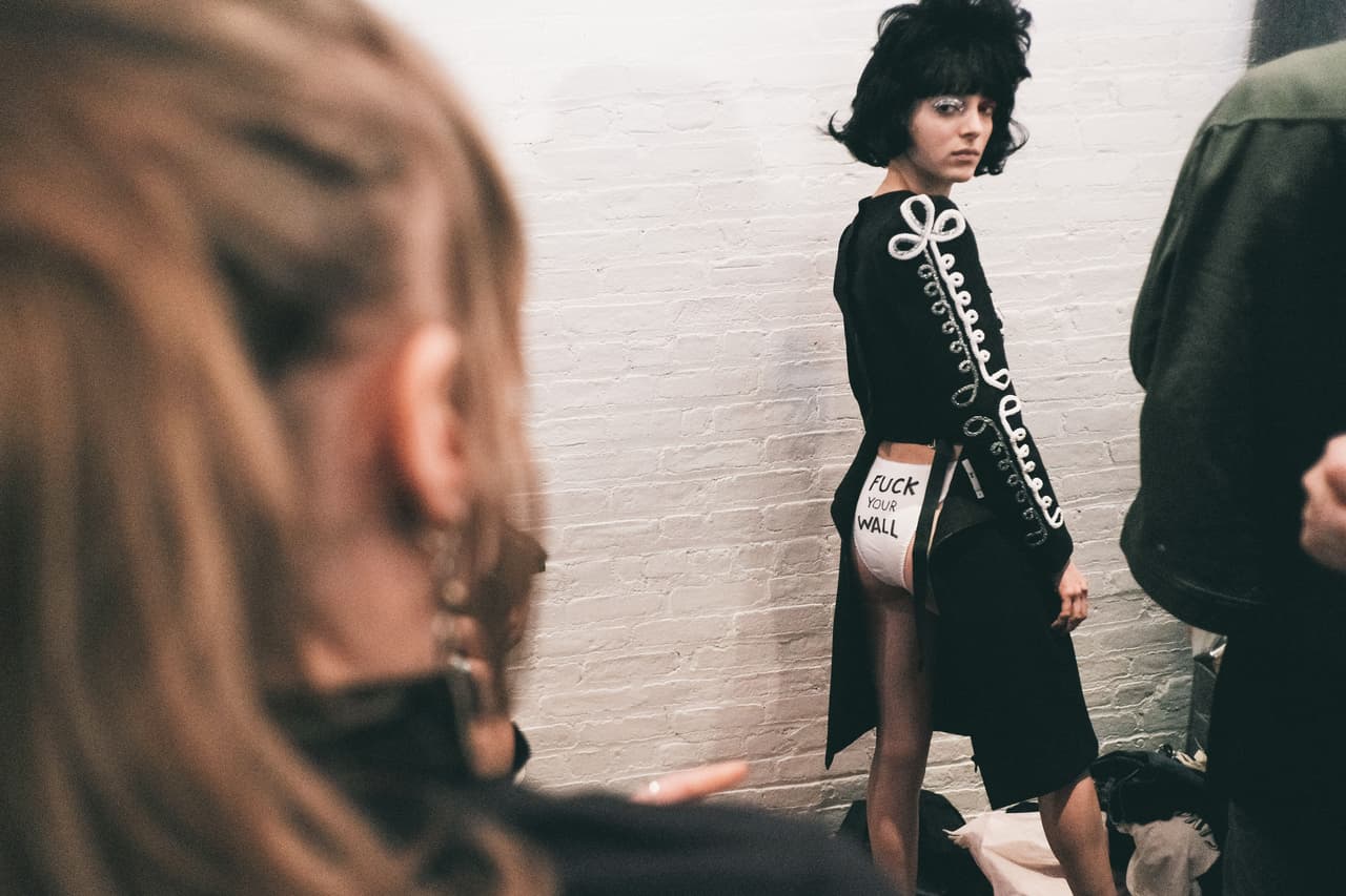 La más reciente colección de la marca LRS, creada por el diseñador de orígen mexicano Raúl Solis, le mandó un contundente mensaje desde las pasarelas de Nueva York, al actual mandatario.