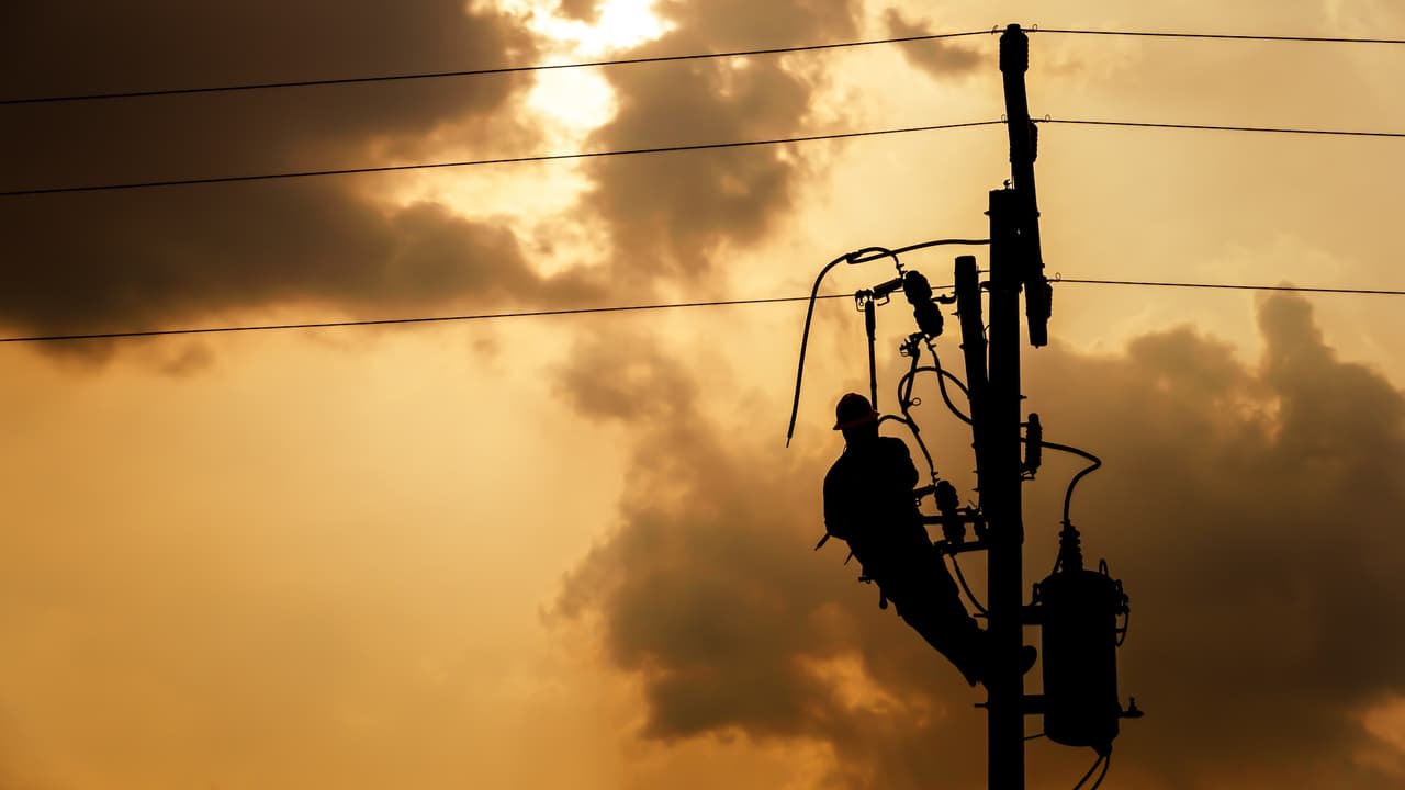 Fuertes vientos y sequía provocan riesgo de apagones para 170,000 clientes al sur de California