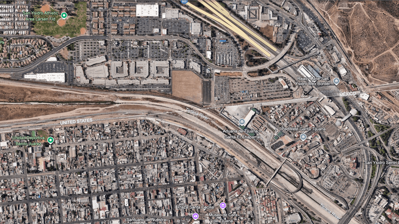 El río Tijuana fluye a través de ambos lados de la frontera.