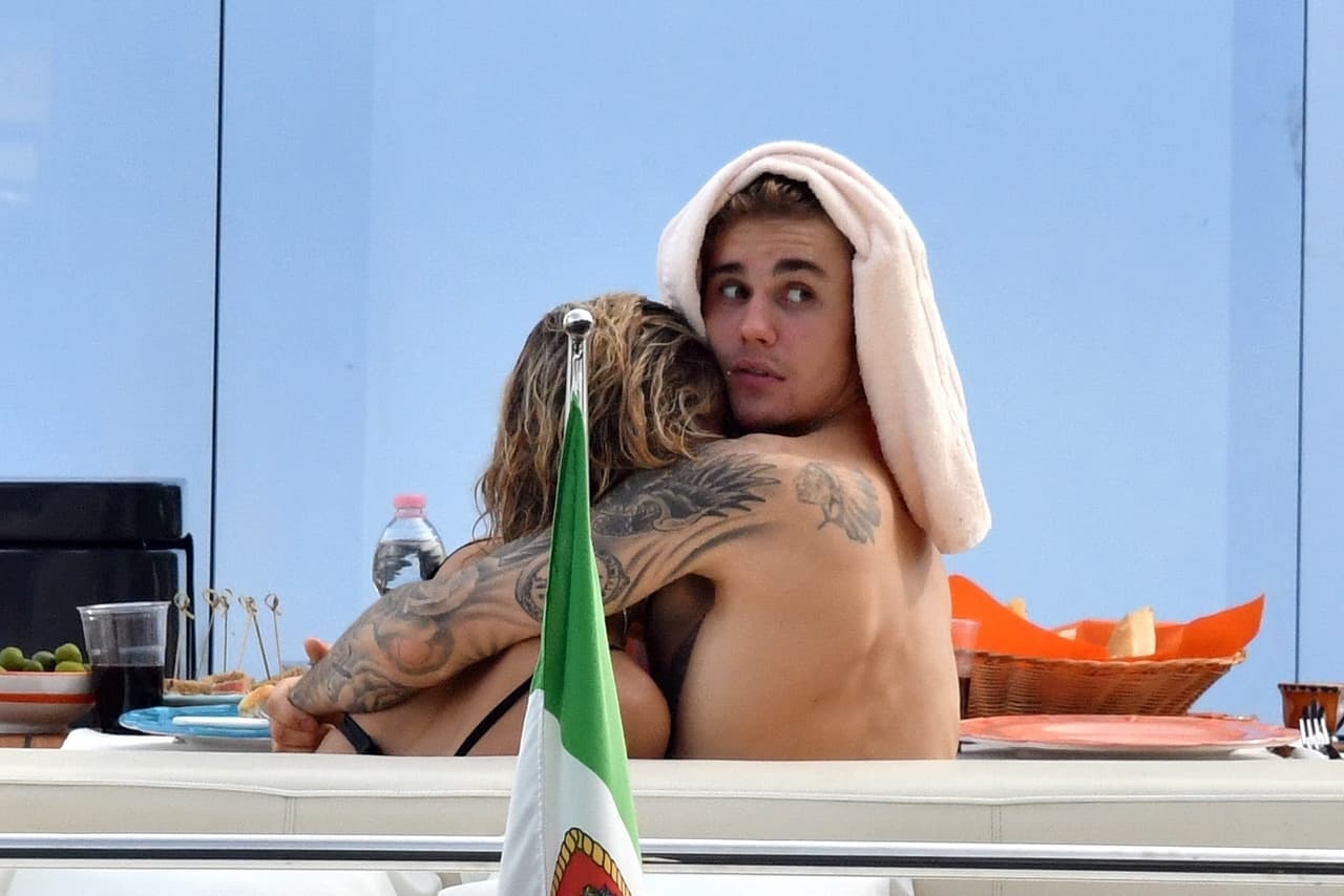 Las 
<b><a href="https://people.com/music/justin-bieber-hailey-baldwin-relationship-timeline/">fuentes de la revista People no mentían</a></b> cuando revelaron que 
<b>la pareja se casó el pasado 13 de septiembre</b> en Nueva York.