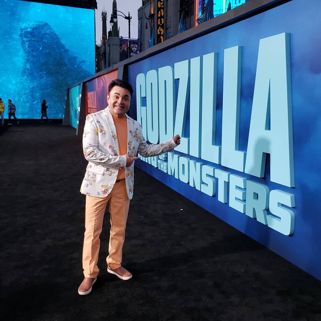 Comentó que vive en Estados Unidos desde hace 24 años y relató lo que hacía antes de dedicarse a la profesión que ama. "Empecé estacionando carros en la playa, trabajé de mesero, vendiendo lentes, lavé trastes hasta que en un periódico de North Carolina estaban buscando un escritor y apliqué".