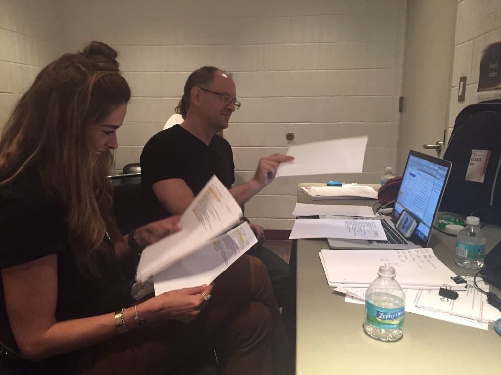 En las redes sociales también vimos a Galilea Montijo muy concentrada repasando sus líneas...