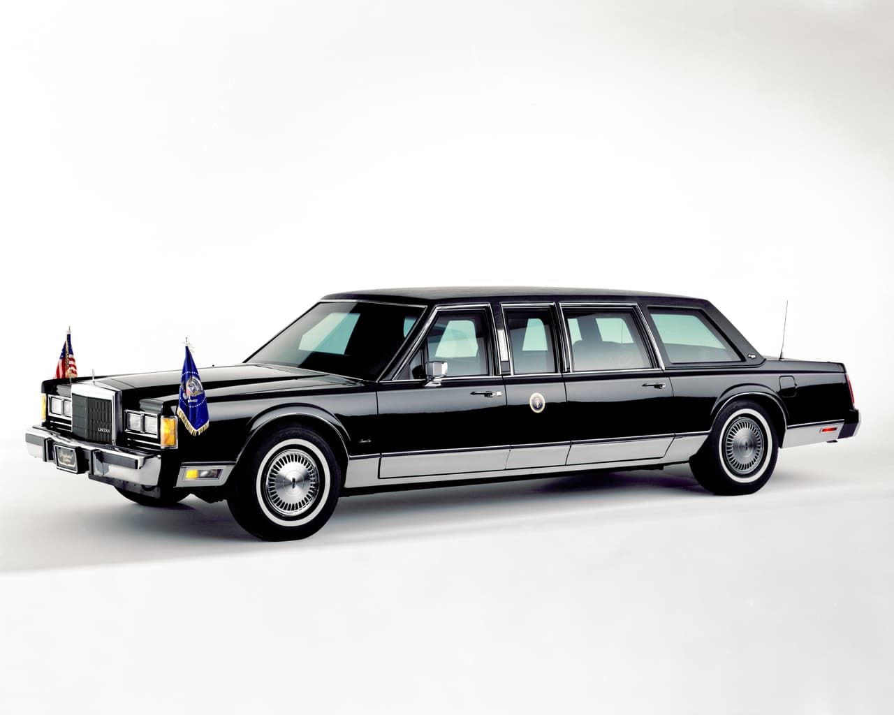 En 1989 Lincoln regreso a la flota de la Casa Blanca de la mano del nuevo presidente 
<b>George H. W. Bush</b>. Este 
<b>Lincoln Town Car 1989</b> contaba con todos los aditamentos de seguridad, protección y defensa de sus antecesores pero, en este periodo, el servicio secreto comenzó su política de no divulgar mayores detalles sobre el vehículo presidencial. Está sería la última limousina presidencial fabricada por Lincoln hasta la fecha.
