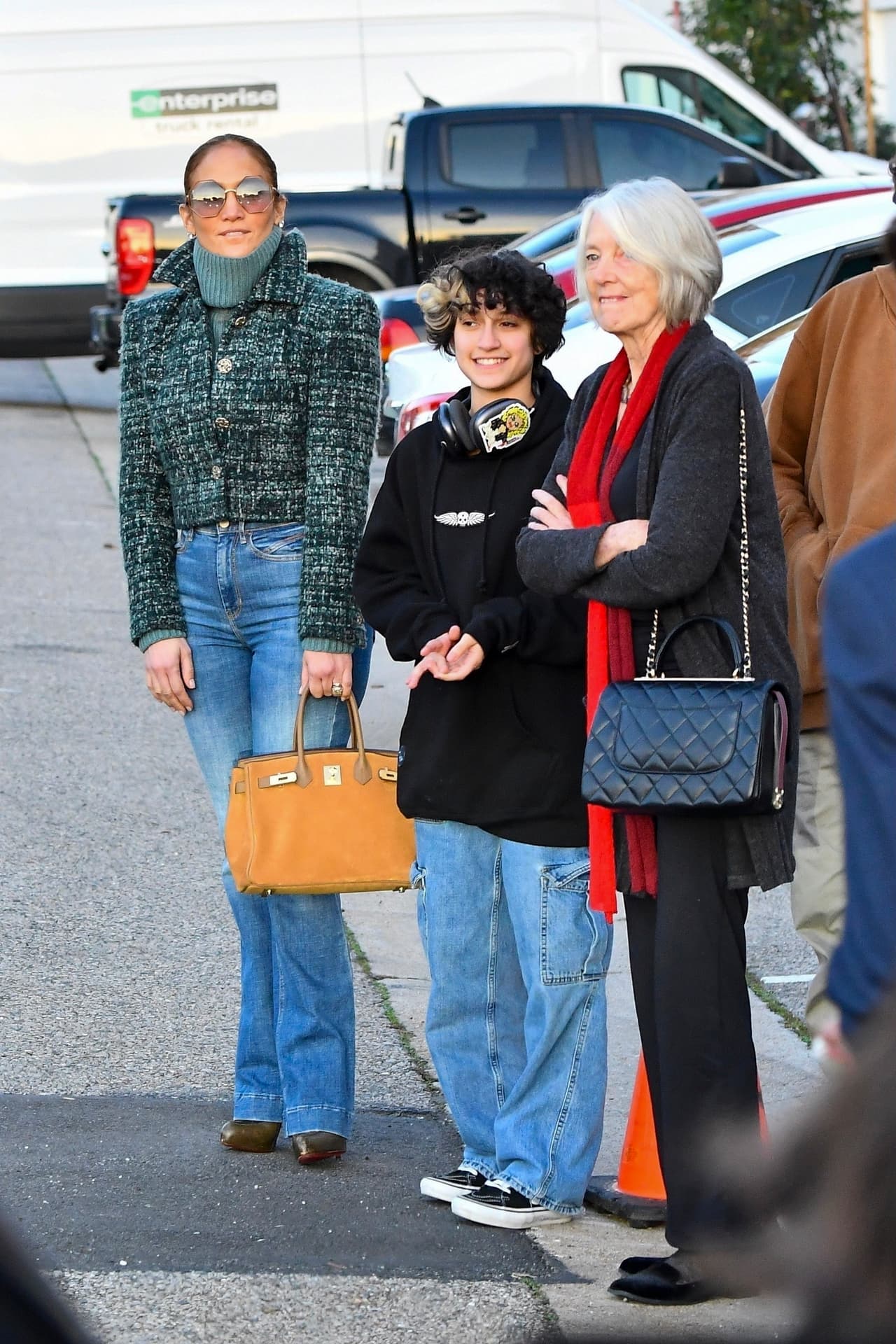 Christopher Anne Boldt, la madre de Ben Affleck, llegó con un cárdigan negro, pantalones del mismo color y una bufanda roja.
<br>