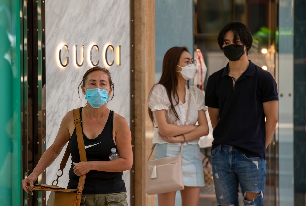 Compradores protegidos contra el covid-19 entran a una tienda en un mall de Costa Mesa, California el 11 de junio. Las ventas minoristas en EEUU tuvieron un alza récord del 17,7% en mayo frente al mes previo, según cifras divulgadas por el Departamento de Comercio. Un indicio de que el consumo está recuperándose tras los amplios cierres obligatorios para contener la propagación del virus.